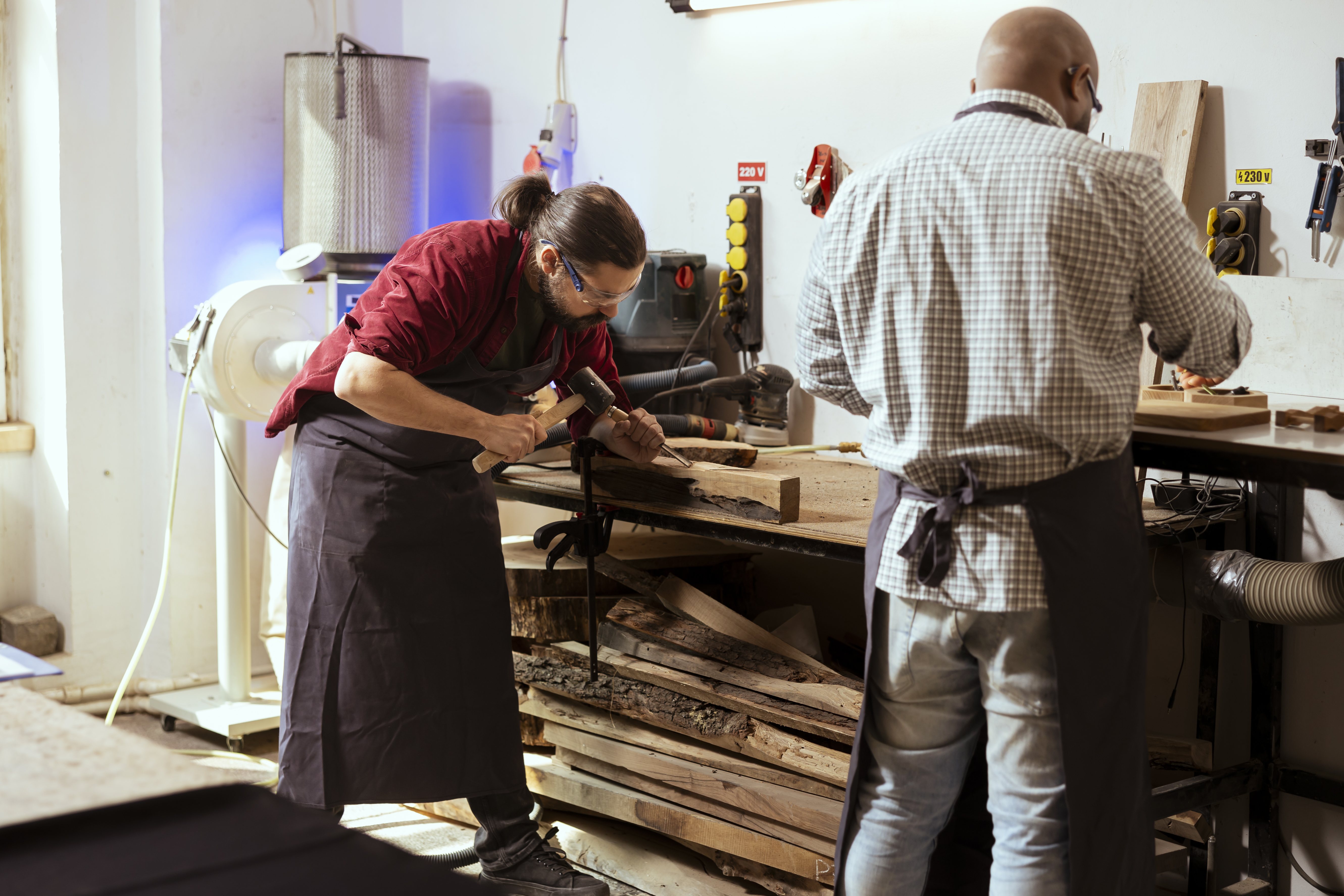 Falegname al lavoro